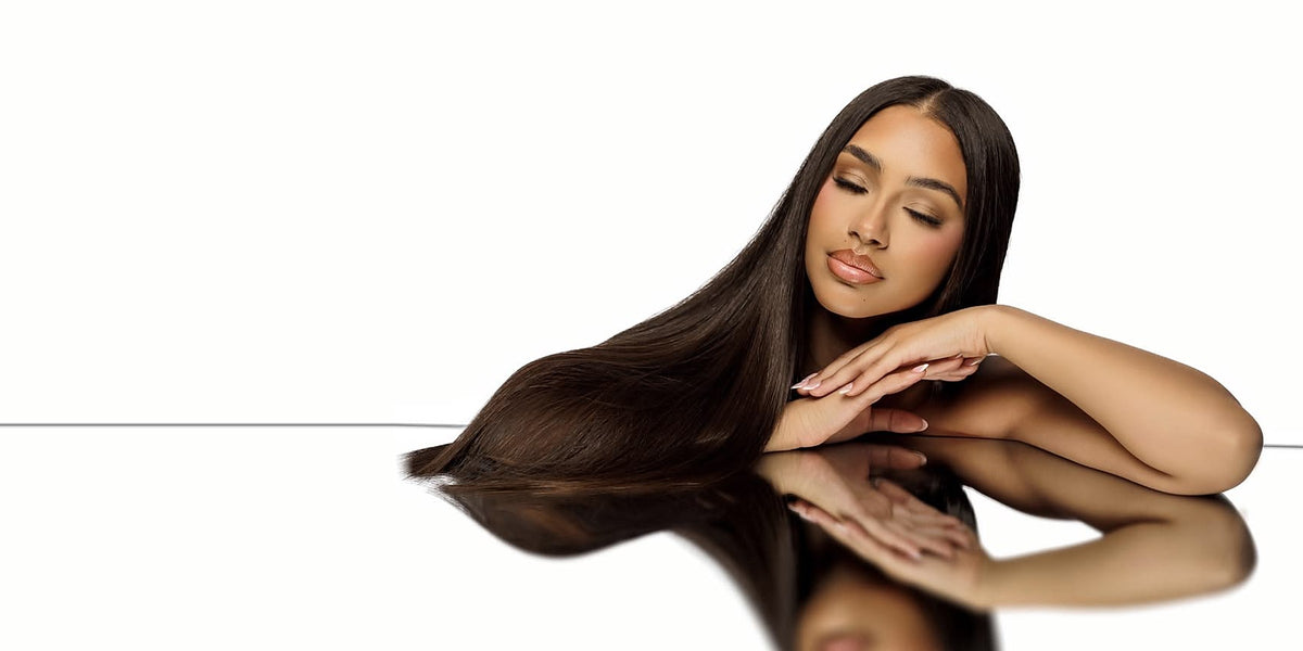 Modèle aux longs cheveux lisses et brillants, reflet sur miroir