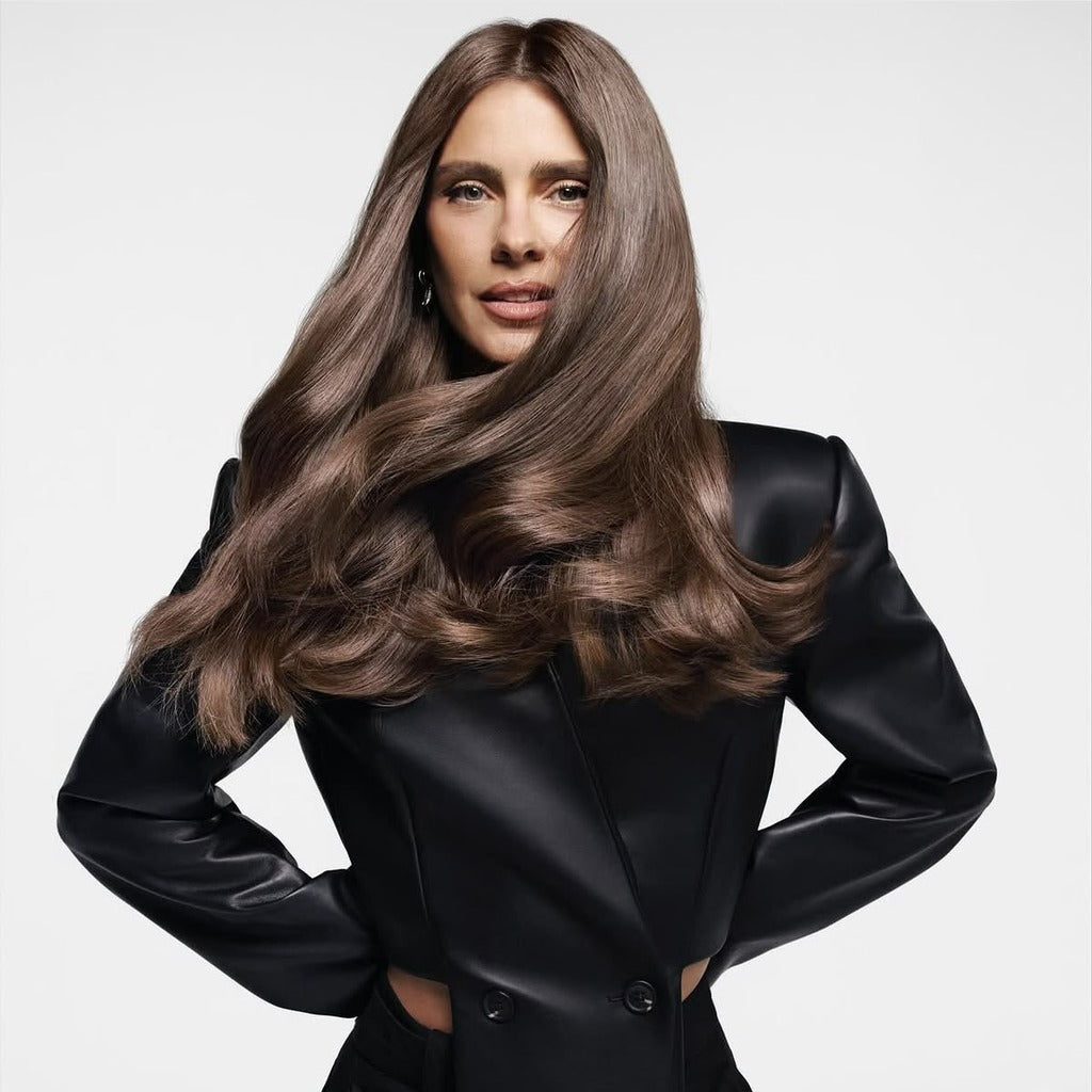 Mannequin aux longs cheveux châtains brillants en veste en cuir noir